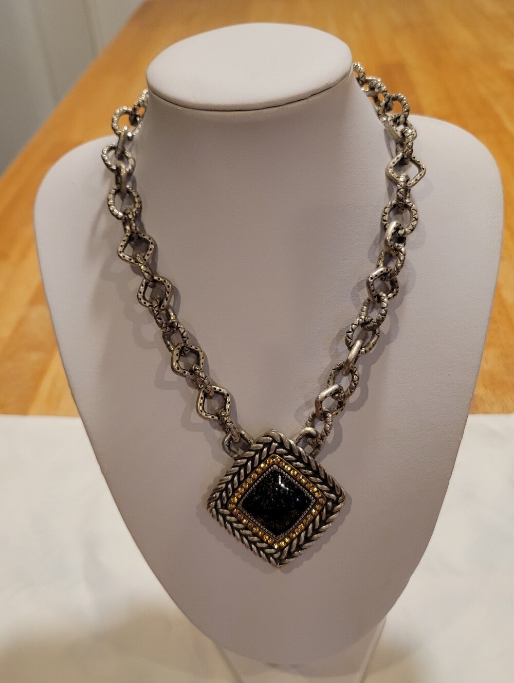 👛EUC~Silver-Tone Necklace with Black Stone Pendant